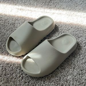 Yeezy Slide - Pure